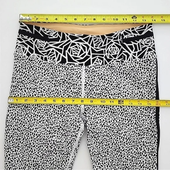 Lululemon Real Quick Tight Crops Miss Mosaic White Posey Black White Size 8 - Picture 13 of 14